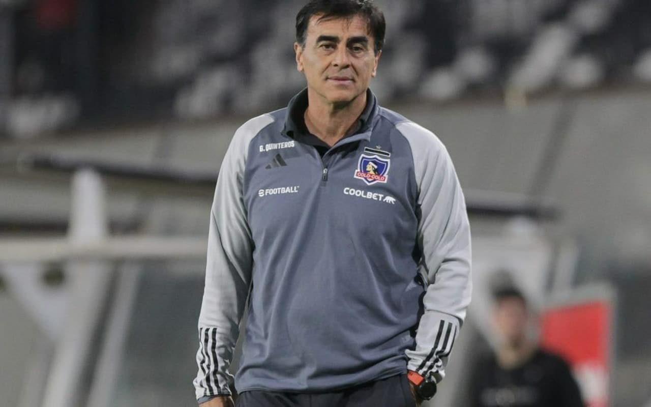 Gustavo Quinteros con el buzo gris de Colo-Colo