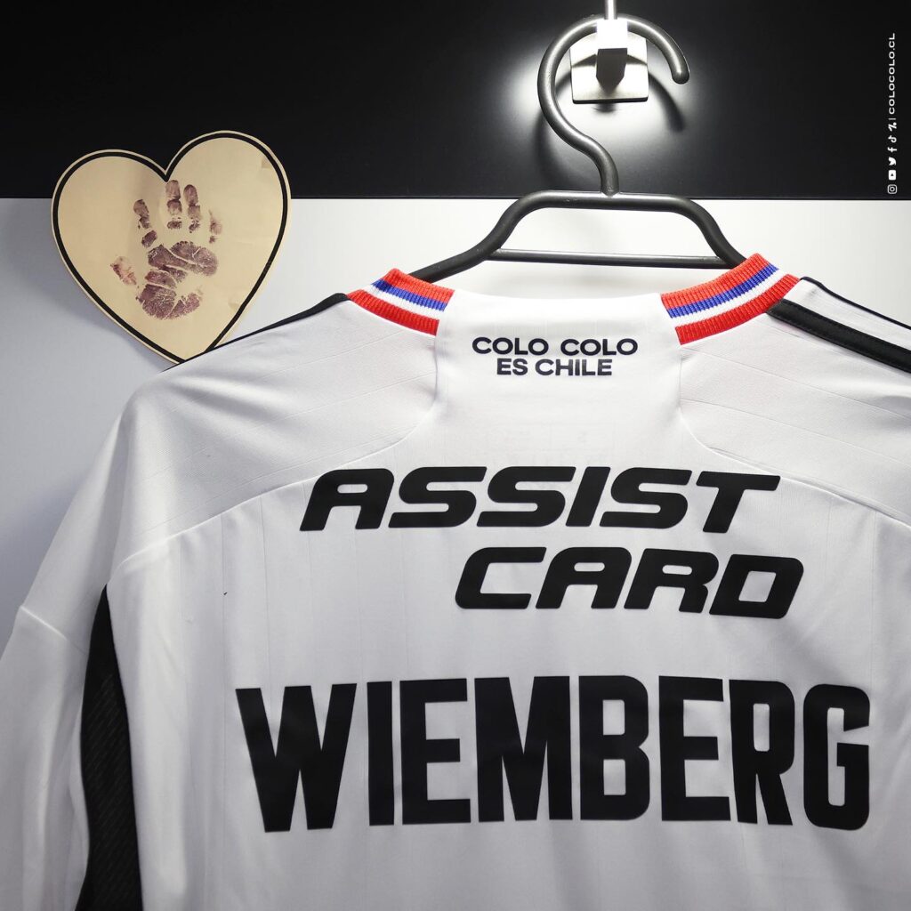 Dorsal de la camiseta de  Erick Wiemberg en el camarín de Colo-Colo.