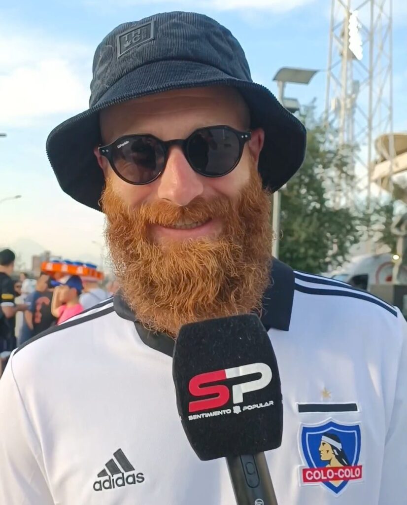 Hincha de Colo-Colo australiano conversando con Sentimiento Popular en el Estadio Monumental.