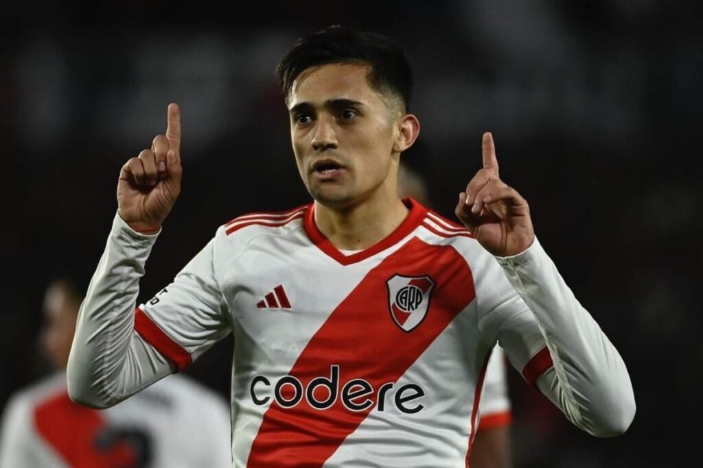 Plano americano a Pablo Solari celebrando un gol con la camiseta de River Plate.