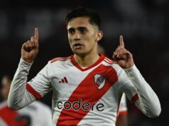 Plano americano a Pablo Solari celebrando un gol con la camiseta de River Plate.