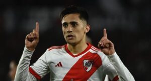Plano americano a Pablo Solari celebrando un gol con la camiseta de River Plate.