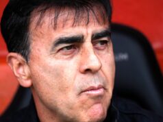 Primer plano al rostro de Gustavo Quinteros.