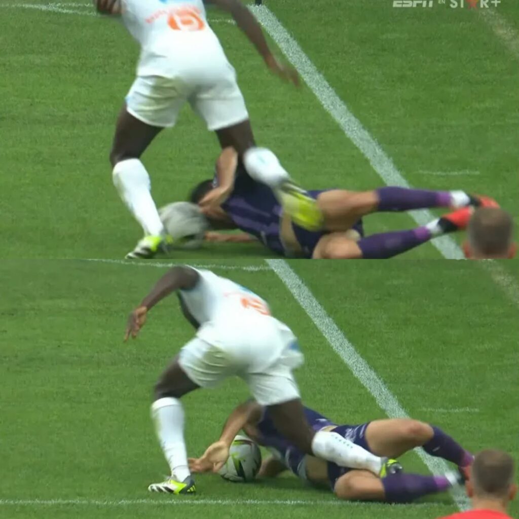 Gabriel Suazo trancando un balón con la cabeza en el partido de Toulouse vs Olympique Marsella.