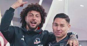 Maximiliano Falcón y Óscar Opazo con indumentaria de Colo-Colo en la sala de prensa del Estadio Monumental.