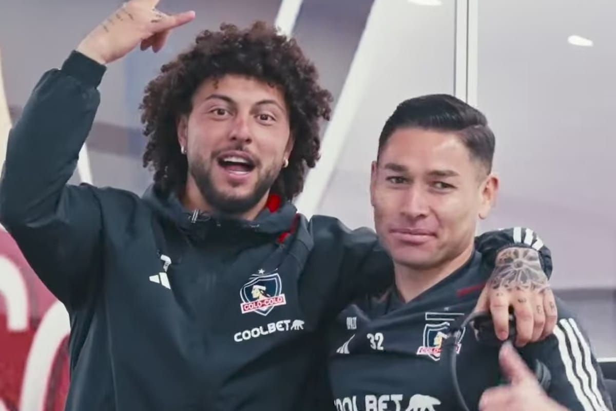 Maximiliano Falcón y Óscar Opazo con indumentaria de Colo-Colo en la sala de prensa del Estadio Monumental.