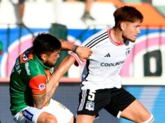 Leonardo Gil disputando un balón en el priemr partido de Colo-Colo vs Cobresal en el Campeonato Nacional 2023.