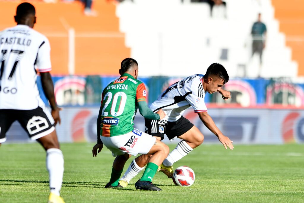 Vicente Pizarro disputando un balón con Nelson Sepúlveda en el partido de Colo-Colo vs Cobresal del Campeonato Nacional 2023.