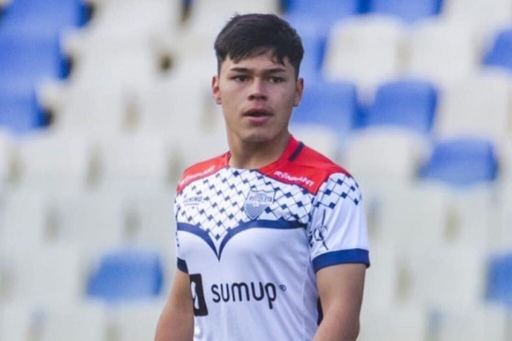 Plano americano de Danilo Díaz con la camiseta de Deportes Recoleta.