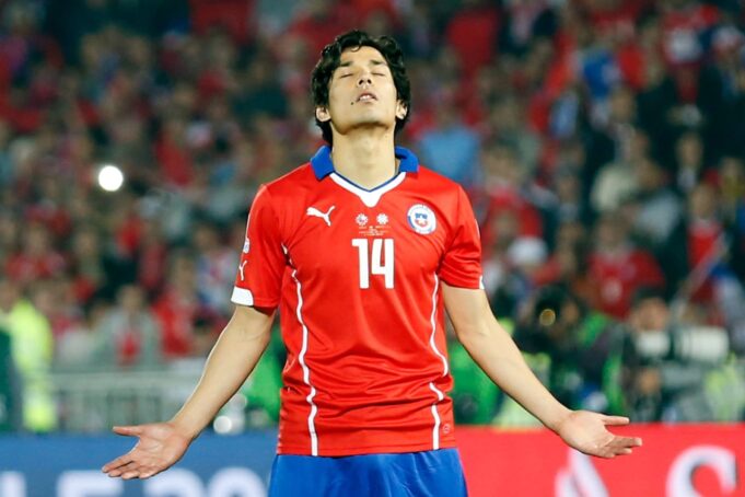 Matías Fernández antes de patear su penal frente a Argentina en la Copa América.