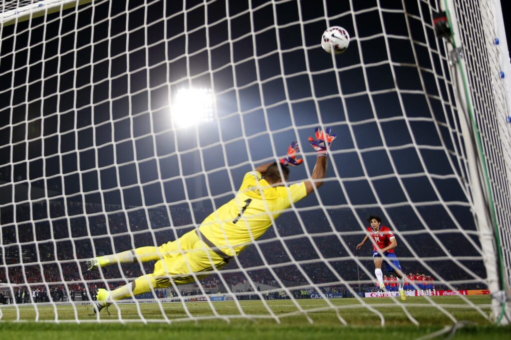 Gol de penal de Matías Fernández frente a Argentina en la final de la Copa América 2015.