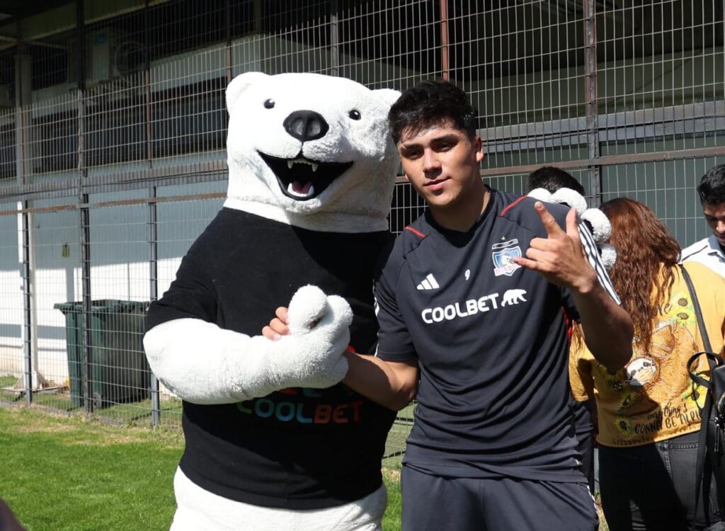 Oso de Coolbet jutno a Damián Pizarro en el Estadio Monumental. 