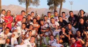 Colo-Colo Proyección celebrando la obtención de la Supercopa del Fútbol joven