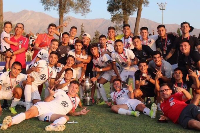 Colo-Colo Proyección celebrando la obtención de la Supercopa del Fútbol joven