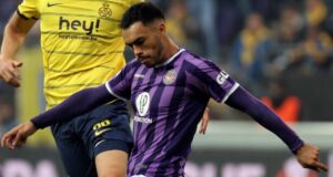 Gabriel Suazo jugando con la camiseta del Toulouse