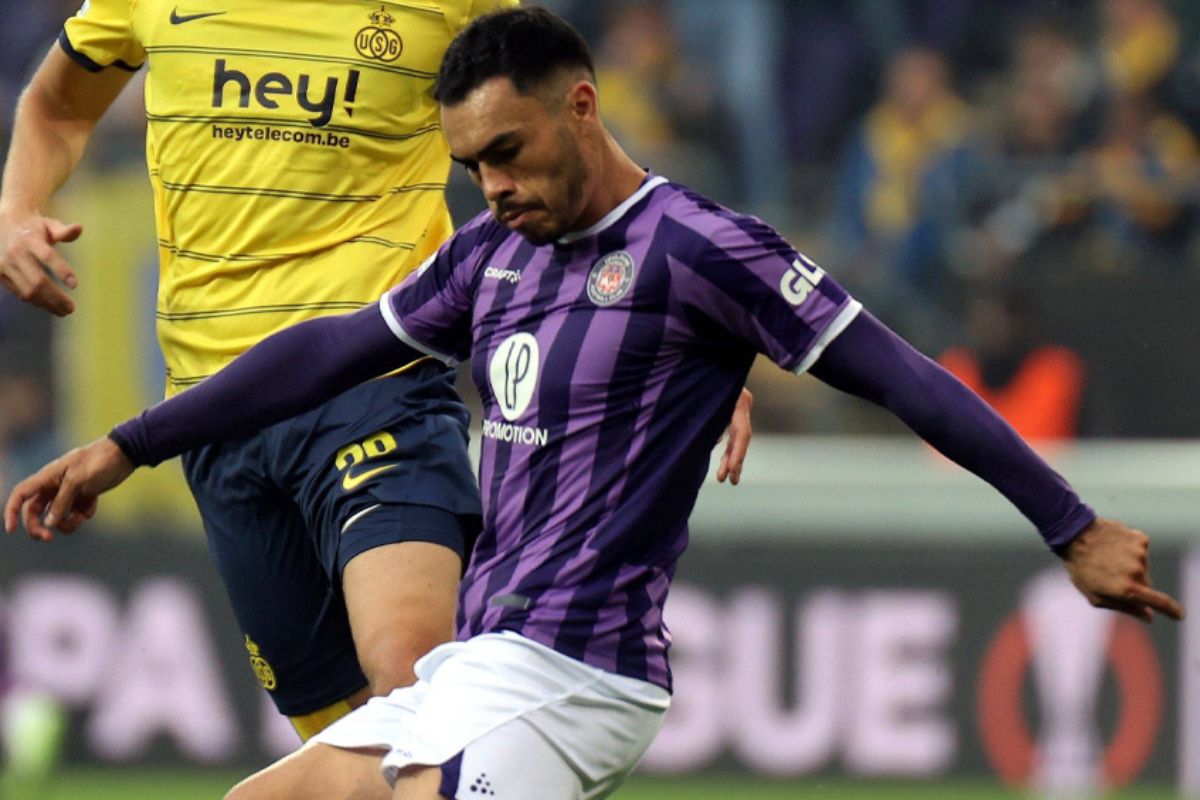 Gabriel Suazo jugando con la camiseta del Toulouse