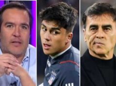 Primer plano al rostro del periodista deportivo Cristián Caamaño, sumado al de Damián Pizarro y Gustavo Quinteros, actual delantero y entrenador de Colo-Colo, respectivamente.