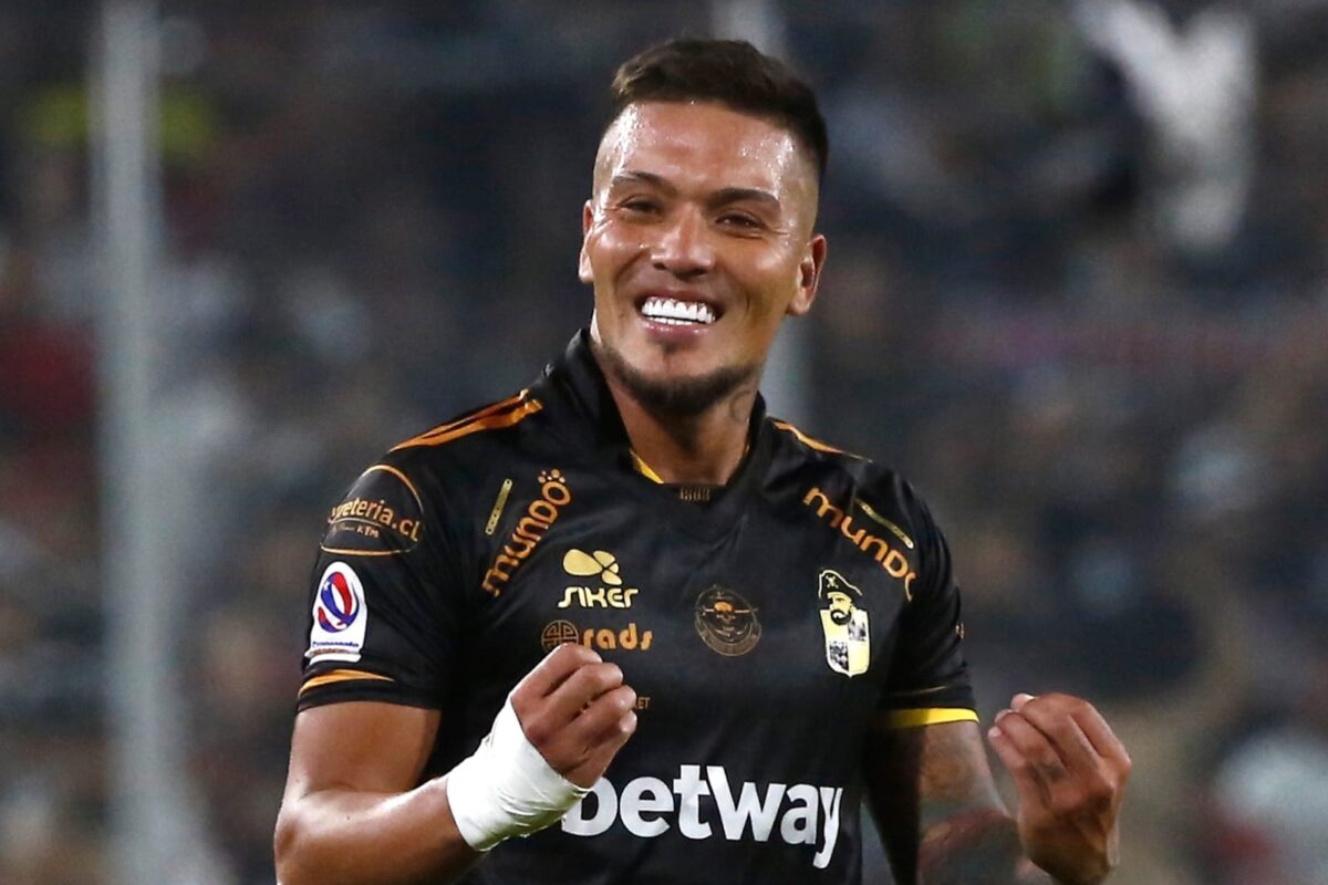 Primer plano al torso y rostro de Javier Parraguez celebrando un gol contra Colo-Colo