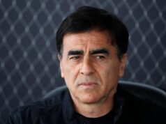 Primer plano al rostro de Gustavo Quinteros en el banco de Colo-Colo.