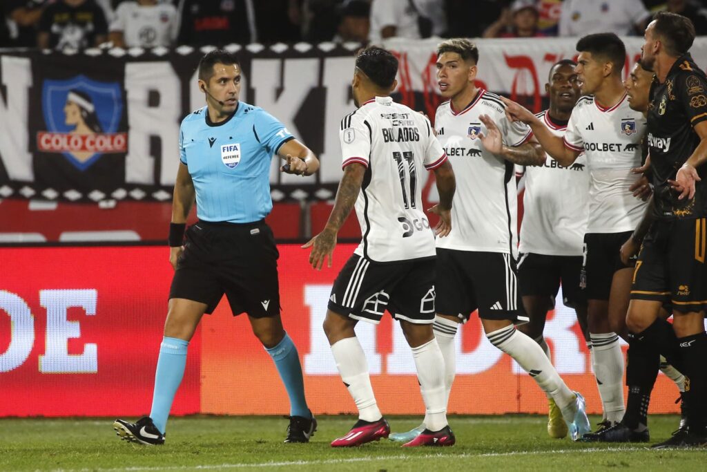 Cristián Garay seguido por jugadores albos durante un partido de Colo-Colo frente a Coquimbo Unido en el Estadio Monumental.