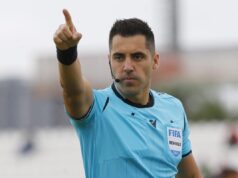 Primer plano a Cristián Garay con camiseta celeste.