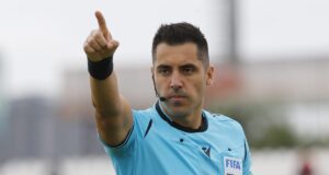 Primer plano a Cristián Garay con camiseta celeste.