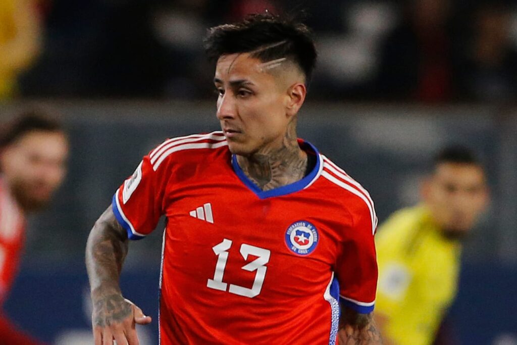 Plano americano de Erick Pulgar con la Selección Chilena.