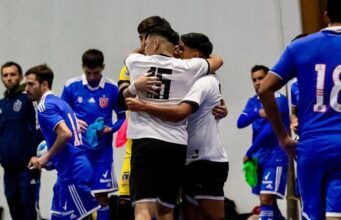 Jugadores de Colo-Colo Futsal celebrando un gol contra la Univerisdad de Chile.
