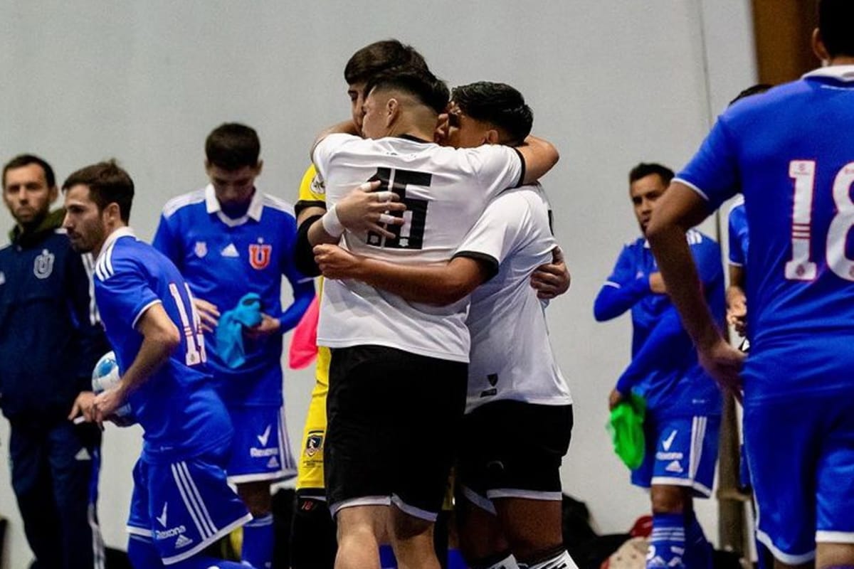 Jugadores de Colo-Colo Futsal celebrando un gol contra la Univerisdad de Chile.