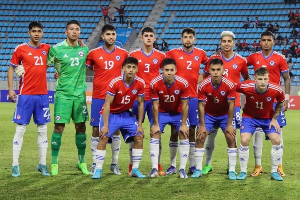 Formación de la Selección Chilena en un amistoso frente a Perú en el Estadio Tierra de Campeones.