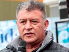 Primer plano al rostro de Claudio Borghi hablando con un micrófono.