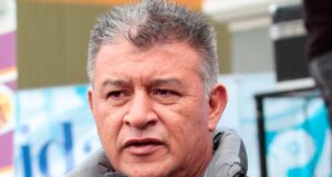 Primer plano al rostro de Claudio Borghi hablando con un micrófono.