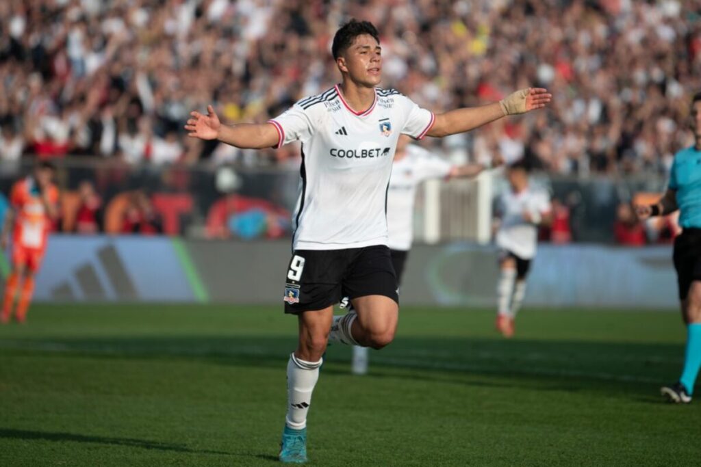 Damián Pizarro celebrando su gol en el partido de Colo-Colo frente a Cobresal