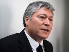 Primer plano al rostro de Patricio Yáñez con terno.