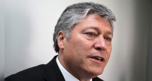 Primer plano al rostro de Patricio Yáñez con terno.