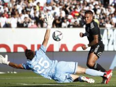 Javier Parraguez picando el balón sobre Sebastián Pérez para darle el triunfo a Colo-Colo frente a la Universidad Católica en 2021.