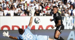 Javier Parraguez picando el balón sobre Sebastián Pérez para darle el triunfo a Colo-Colo frente a la Universidad Católica en 2021.