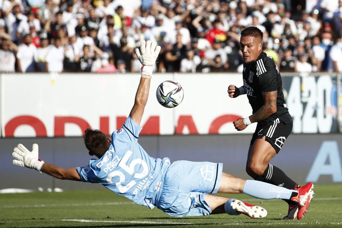 Javier Parraguez picando el balón sobre Sebastián Pérez para darle el triunfo a Colo-Colo frente a la Universidad Católica en 2021.