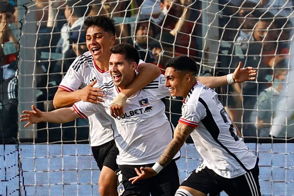 César Fuentes celebra uno de sus goles frente a Cobresal junto a Damián Pizarro y Jordhy Thompson.