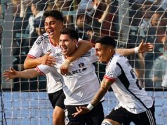 César Fuentes celebra uno de sus goles frente a Cobresal junto a Damián Pizarro y Jordhy Thompson.