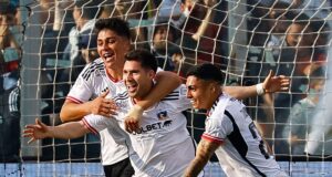 César Fuentes celebra uno de sus goles frente a Cobresal junto a Damián Pizarro y Jordhy Thompson.