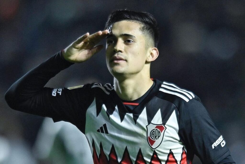 Primer plano a Pablo Solari celebrando su gol con la camiseta de River Plate frente a Banfield.