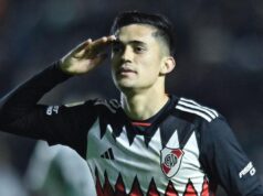 Primer plano a Pablo Solari celebrando su gol con la camiseta de River Plate frente a Banfield.