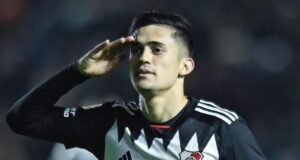 Primer plano a Pablo Solari celebrando su gol con la camiseta de River Plate frente a Banfield.