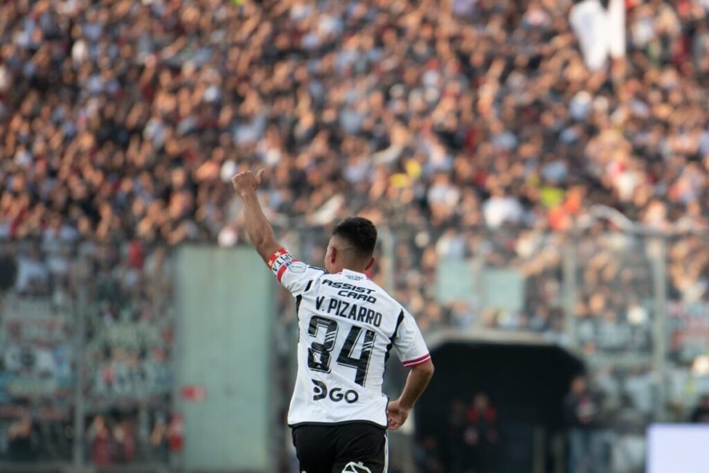 Vicente Pizarro de espalda mientras celebra su gol convertido a Cobresal.