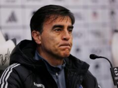 Primer plano a Gustavo Quinteros en la sala de conferencias de Colo-Colo en el Estadio Monumental.