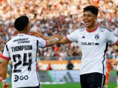 Jordhy Thompson y Damián Pizarro celebrando el autogol de Marcelo Jorquera en la goleada de Colo-Colo a Cobresal en el Estadio Monumental.
