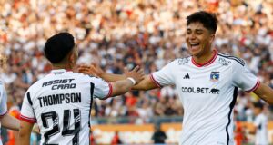 Jordhy Thompson y Damián Pizarro celebrando el autogol de Marcelo Jorquera en la goleada de Colo-Colo a Cobresal en el Estadio Monumental.