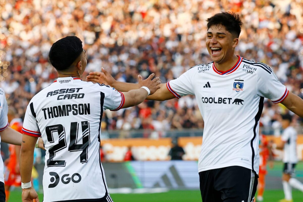 Jordhy Thompson y Damián Pizarro celebrando el autogol de Marcelo Jorquera en la goleada de Colo-Colo a Cobresal en el Estadio Monumental.