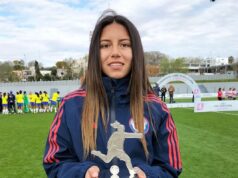 Primer plano a Anaís Cifuentes recibiendo el premio a la mejor jugadora de la Liga de la Evolución Sub-19 Femenina.